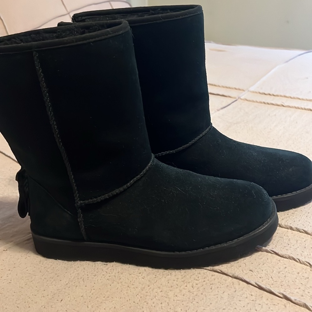 UGGS - Picture 3 of 4